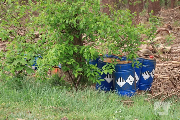 Meerdere vaten met mogelijk drugsafval gedumpt in bosschage
