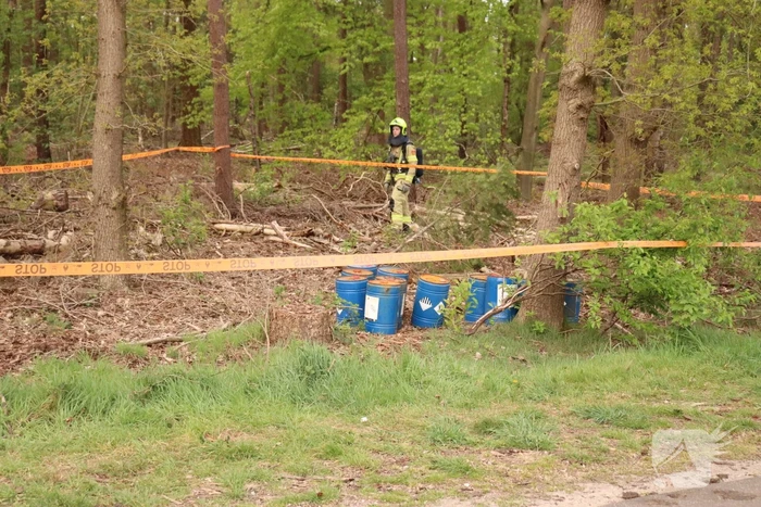 Meerdere vaten met mogelijk drugsafval gedumpt in bosschage