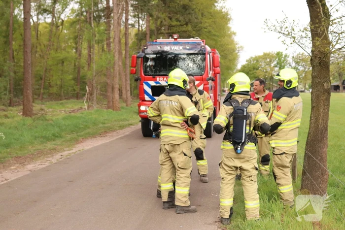 Meerdere vaten met mogelijk drugsafval gedumpt in bosschage