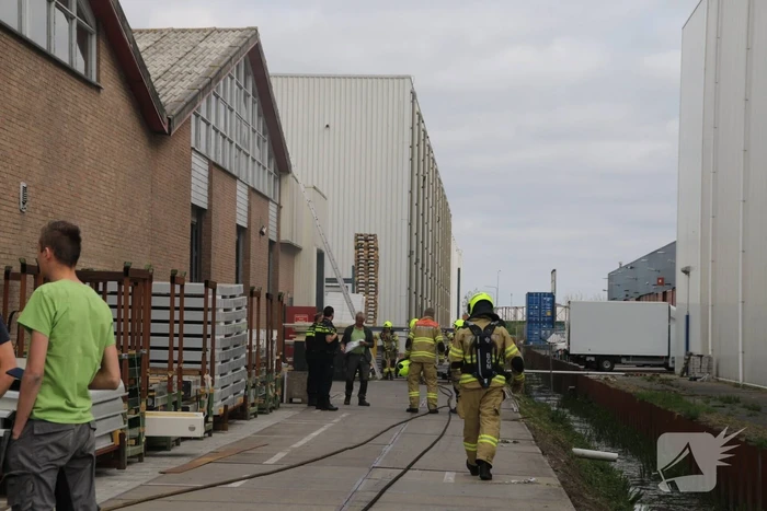 Compressor vat vlam in bedrijfspand