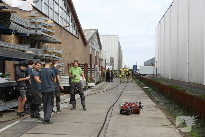 Compressor vat vlam in bedrijfspand