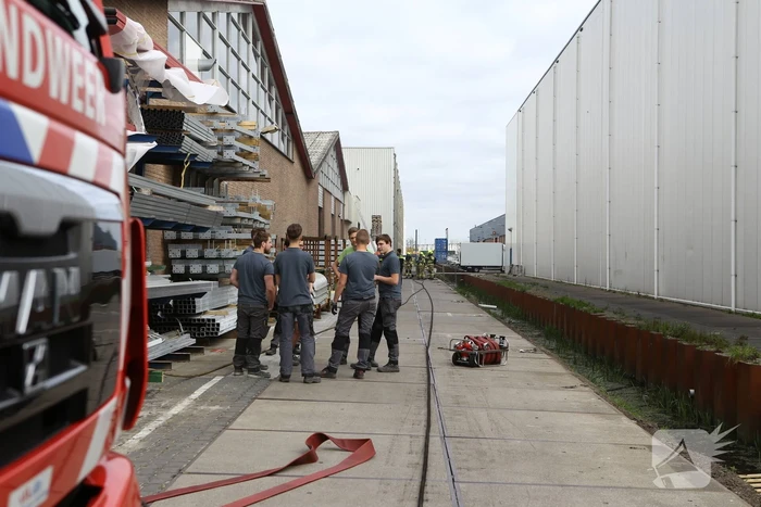 Compressor vat vlam in bedrijfspand
