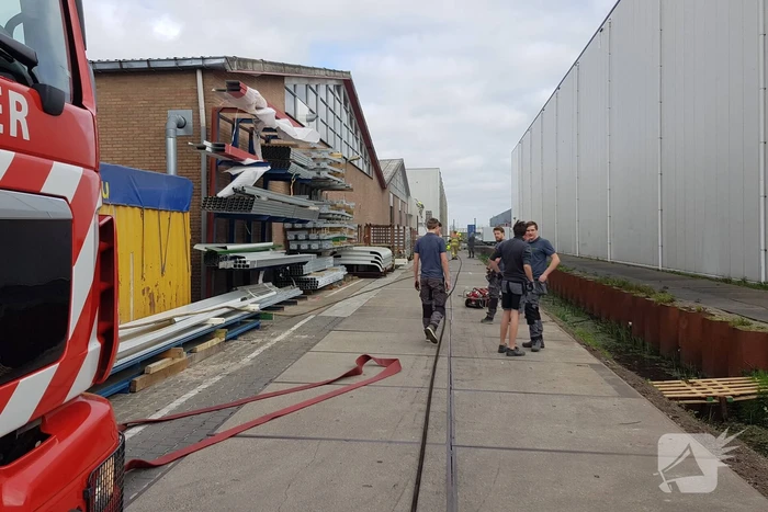 Compressor vat vlam in bedrijfspand