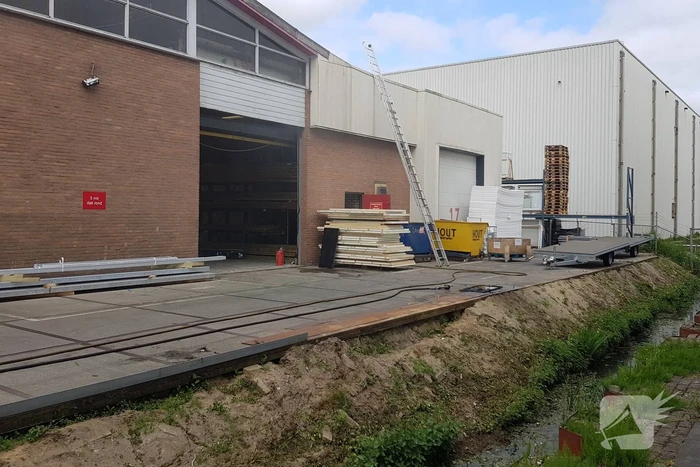 Compressor vat vlam in bedrijfspand