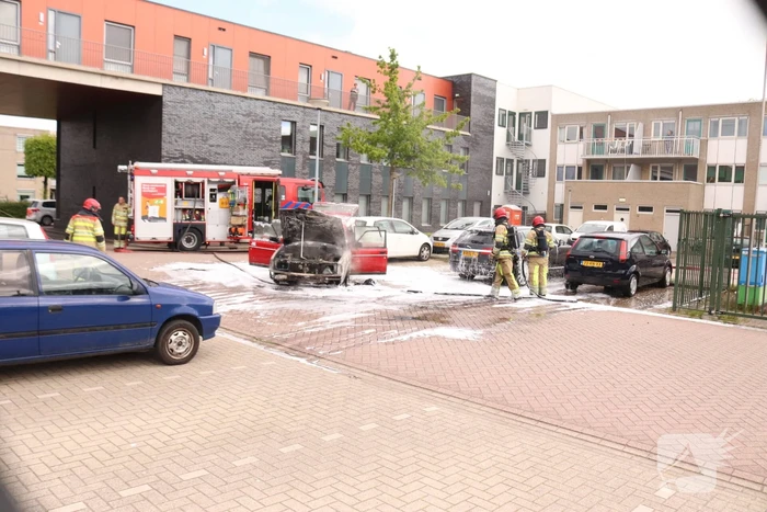 Auto brandt volledig uit