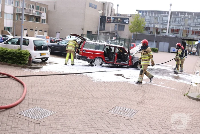 Auto brandt volledig uit