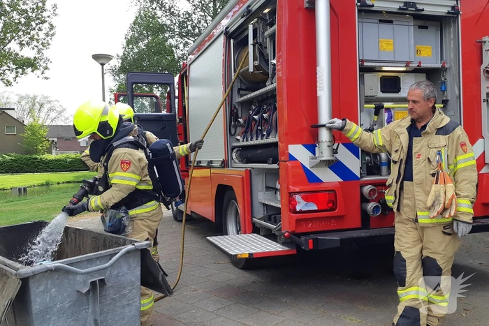 Afval in container bij Sporthal Strijland vat vlam