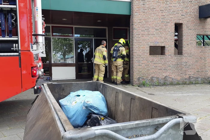 Afval in container bij Sporthal Strijland vat vlam