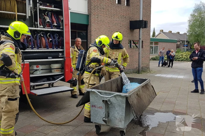 Afval in container bij Sporthal Strijland vat vlam
