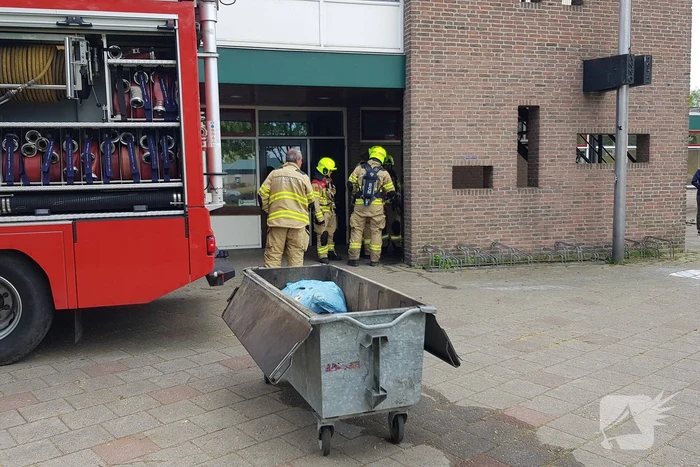 Afval in container bij Sporthal Strijland vat vlam