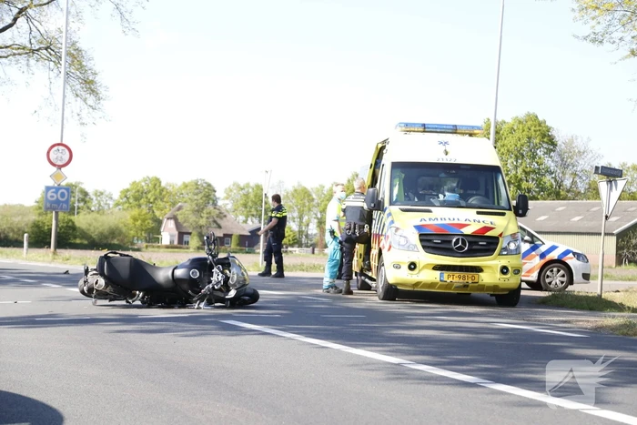 Automobilist botst op stilstaande motor