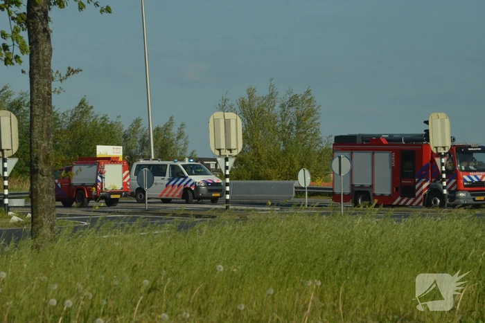 Auto vliegt tijdens het rijden in brand