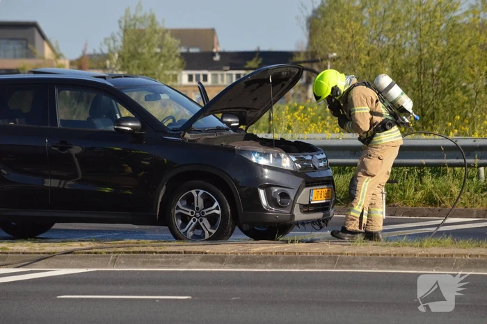 Auto vliegt tijdens het rijden in brand