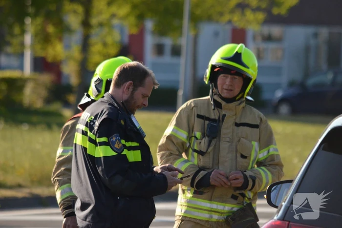Auto vliegt tijdens het rijden in brand