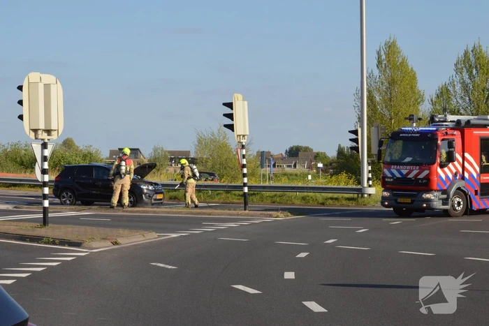 Auto vliegt tijdens het rijden in brand