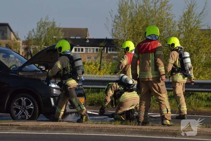 Auto vliegt tijdens het rijden in brand