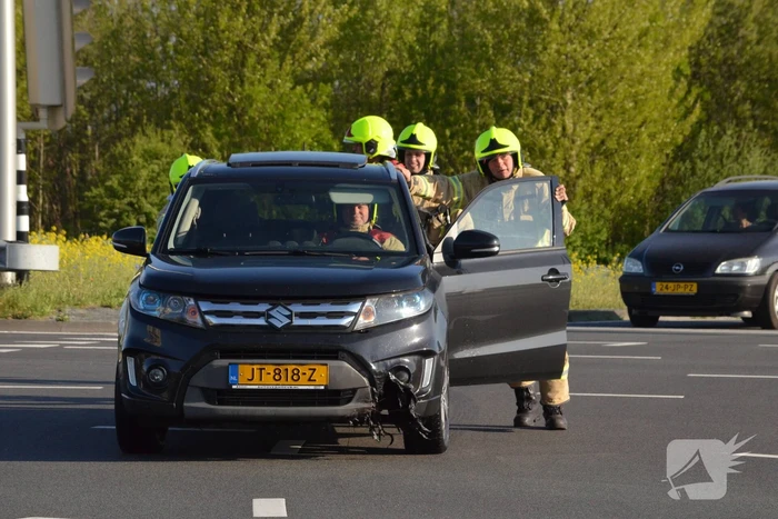 Auto vliegt tijdens het rijden in brand