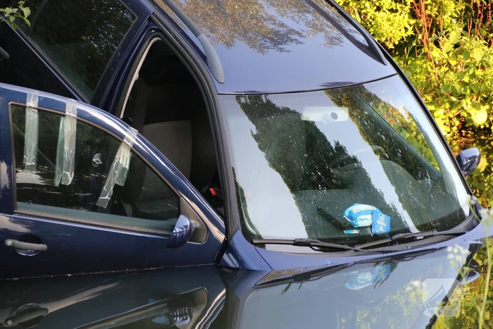 Auto belandt in sloot tijdens inparkeren