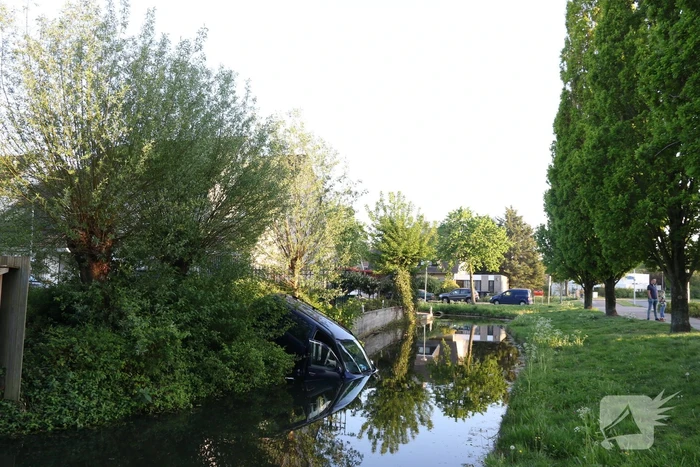 Auto belandt in sloot tijdens inparkeren