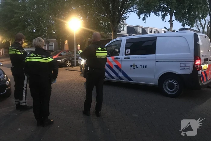 Agenten met getrokken wapens houden jongeren aan