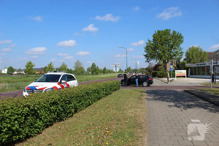 Wielrenner fietst in op auto