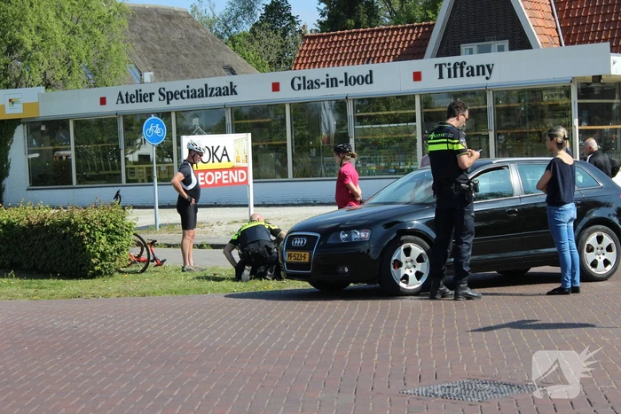 Wielrenner fietst in op auto