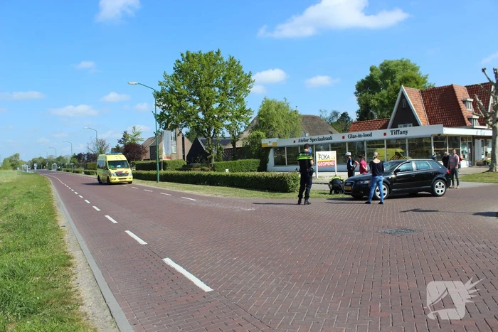 Wielrenner fietst in op auto