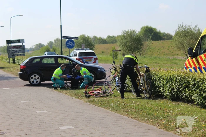 Wielrenner fietst in op auto