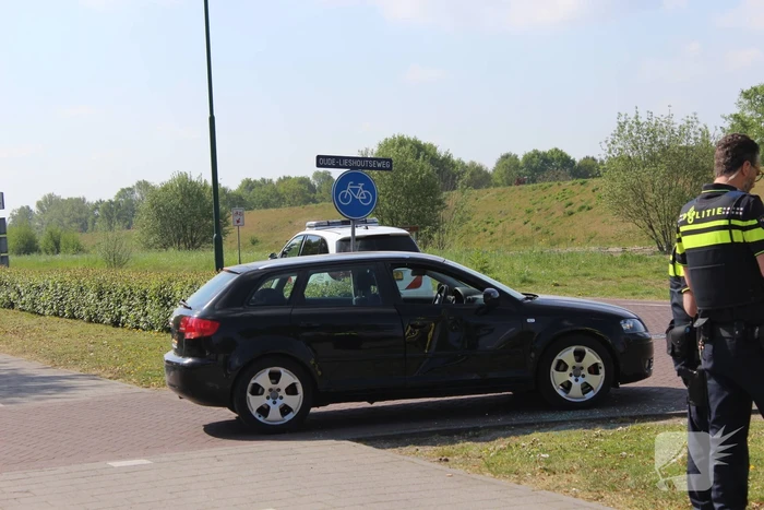 Wielrenner fietst in op auto
