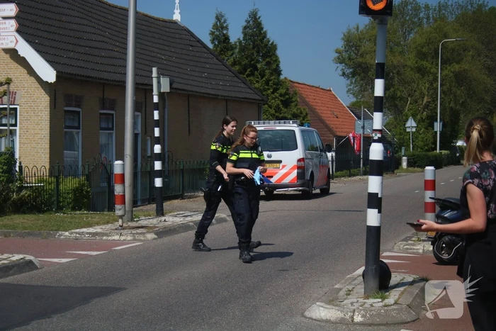 Scooterrijder maakt flinke smak na botsing met auto
