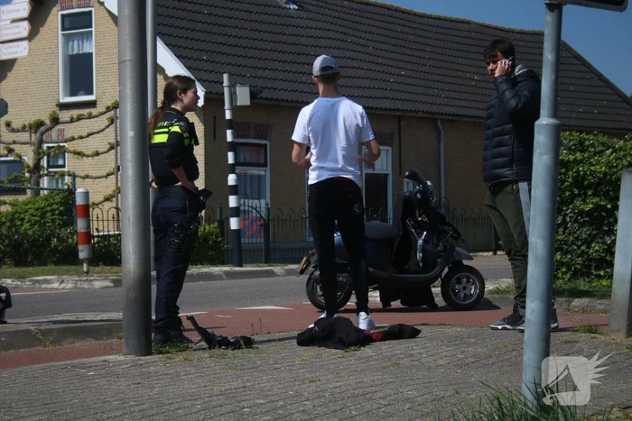 Scooterrijder maakt flinke smak na botsing met auto