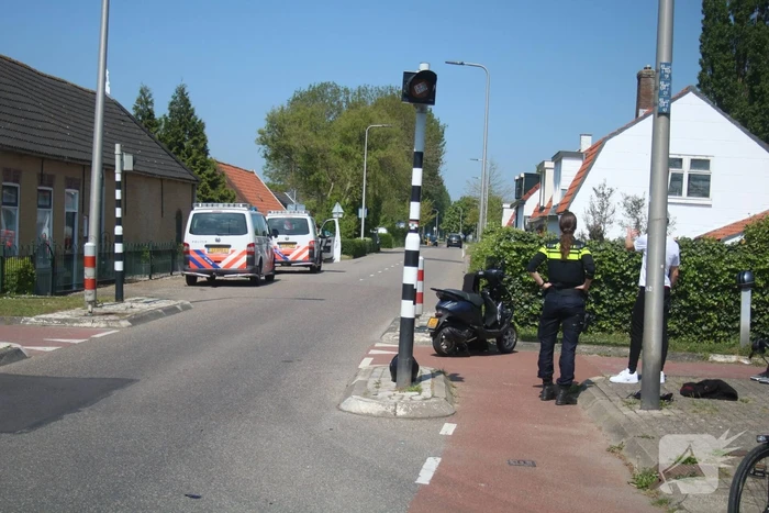 Scooterrijder maakt flinke smak na botsing met auto