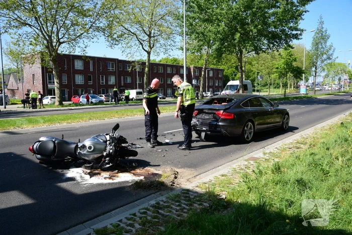 Motorrijder vol achterop auto gebotst