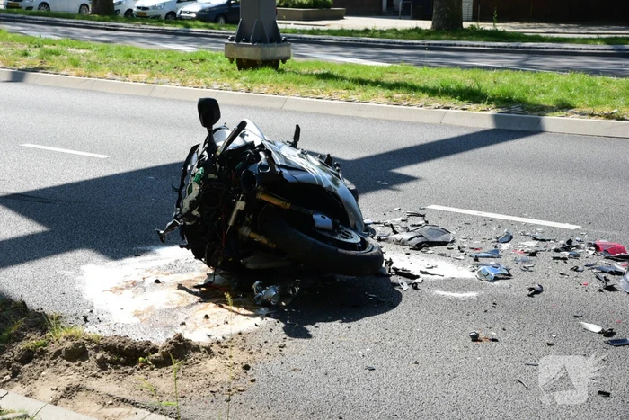 Motorrijder vol achterop auto gebotst