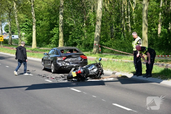 Motorrijder vol achterop auto gebotst