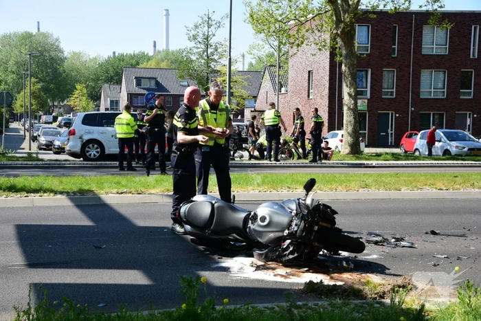 Motorrijder vol achterop auto gebotst