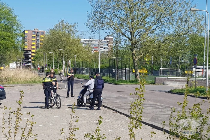Politie voert controles uit bij scooterrijders