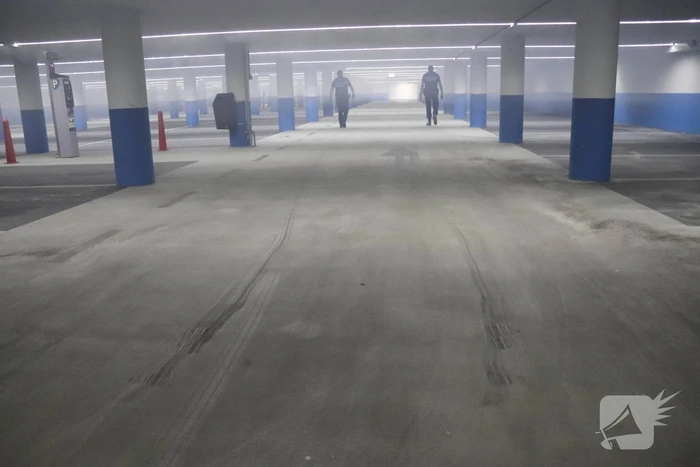 Parkeergarage vol rook