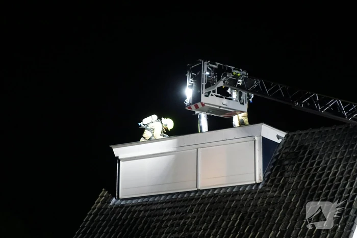 Brandweer veegt schoorsteen na kleine brand