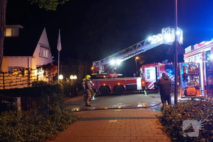 Brandweer veegt schoorsteen na kleine brand