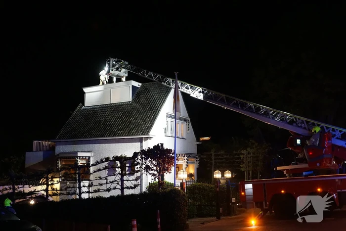 Brandweer veegt schoorsteen na kleine brand