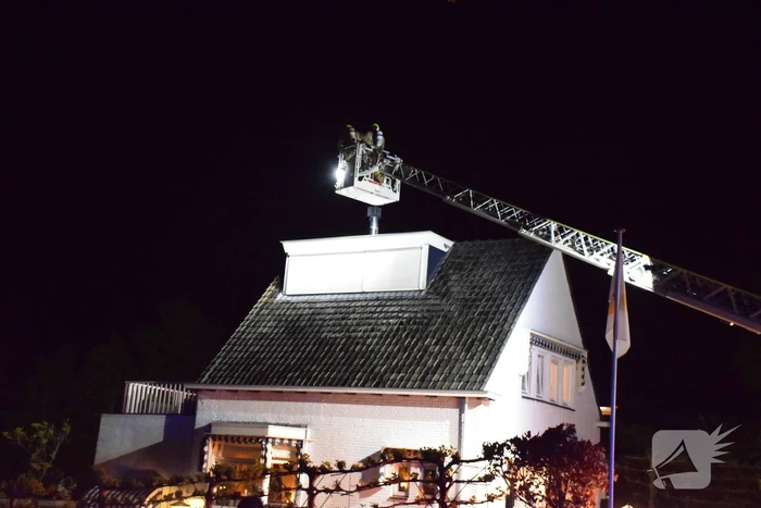 Brandweer veegt schoorsteen na kleine brand