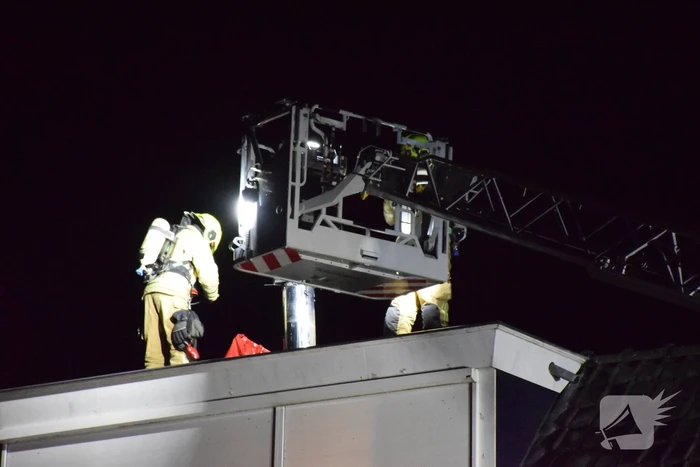 Brandweer veegt schoorsteen na kleine brand