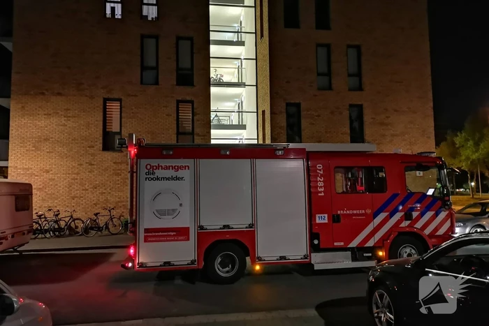 Gaslucht in appartementencomplex, brandweer verricht metingen