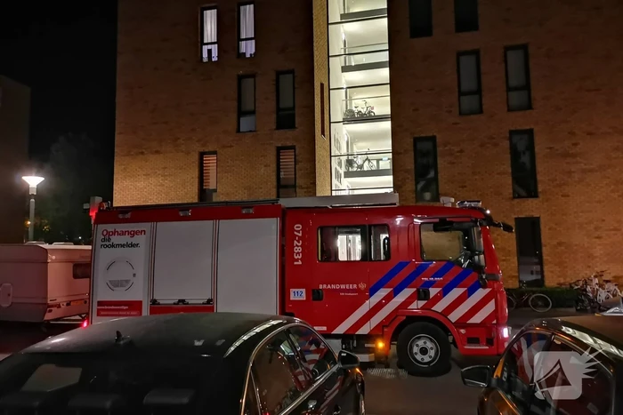 Gaslucht in appartementencomplex, brandweer verricht metingen