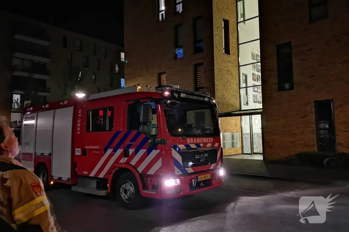 Gaslucht in appartementencomplex, brandweer verricht metingen