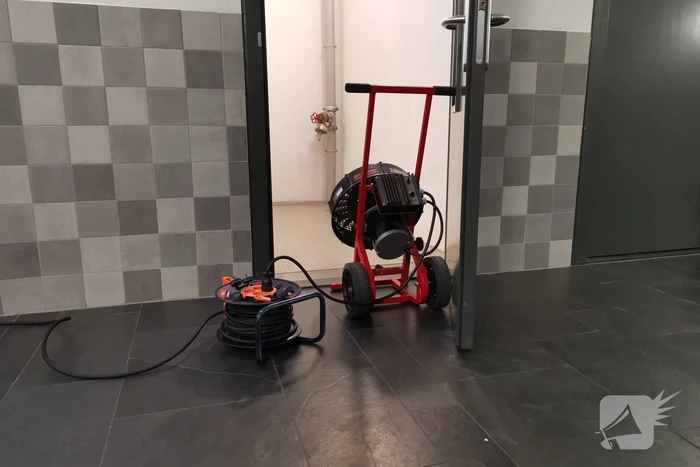 Gaslucht in appartementencomplex, brandweer verricht metingen