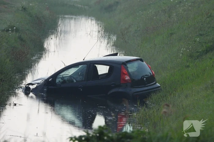Auto raakt van de weg en belandt in sloot