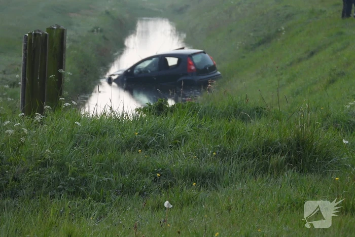 Auto raakt van de weg en belandt in sloot