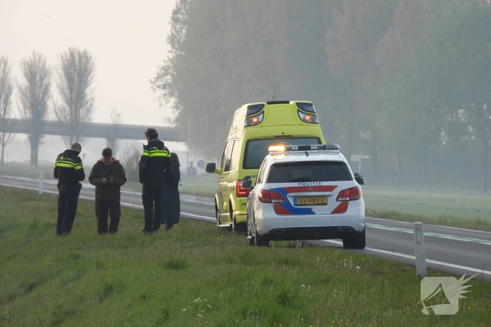 Auto raakt van de weg en belandt in sloot